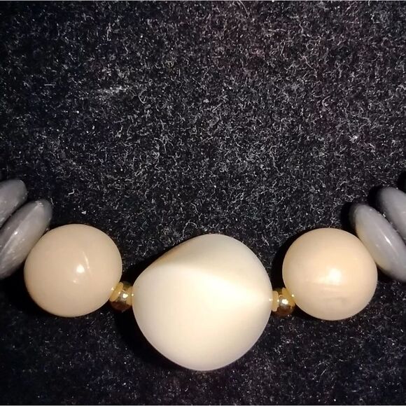 VTG Trifari Cream And Gray Acrylic bead 16" necklace With Gold Tone Spacers NWT - Picture 2 of 7